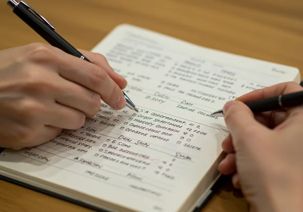 Tangan menulis dalam jurnal, mendokumentasikan pemerhatian tentang ingatan